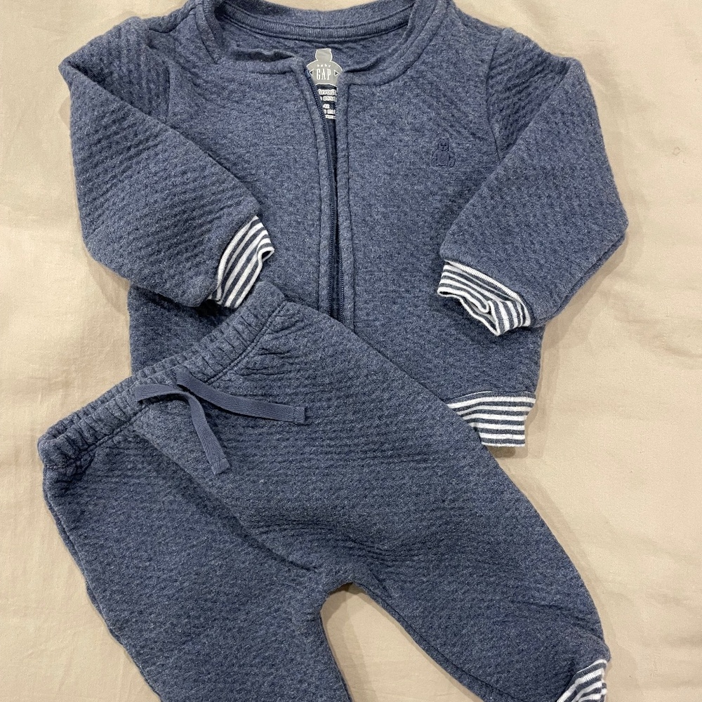 Gap Outfit - baby boys 6-12 months